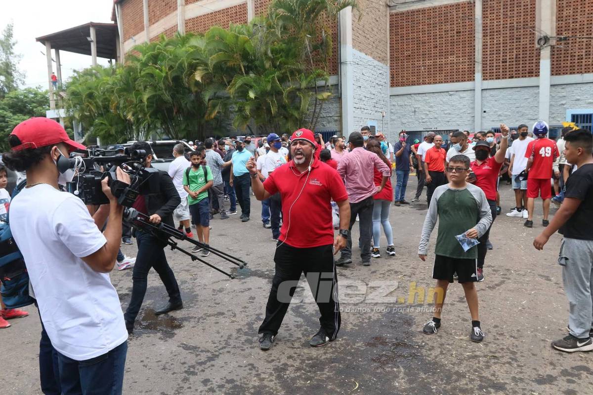 ¡Zafarrancho en la Villa Olímpica! Simpatizantes y empleados sacan corriendo a Salvador Nasralla y lo llaman ‘‘traidor’’