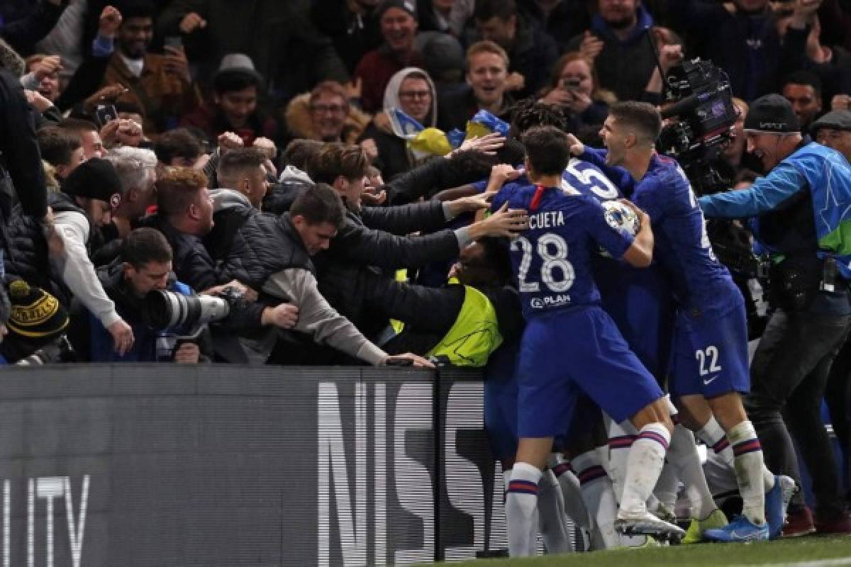 Chelsea's players celebrate with their supporters after making the score 4-4 during the UEFA Champion's League Group H football match between Chelsea and Ajax at Stamford Bridge in London on November 5, 2019. - The game finished 4-4. (Photo by Adrian DENNIS / AFP)