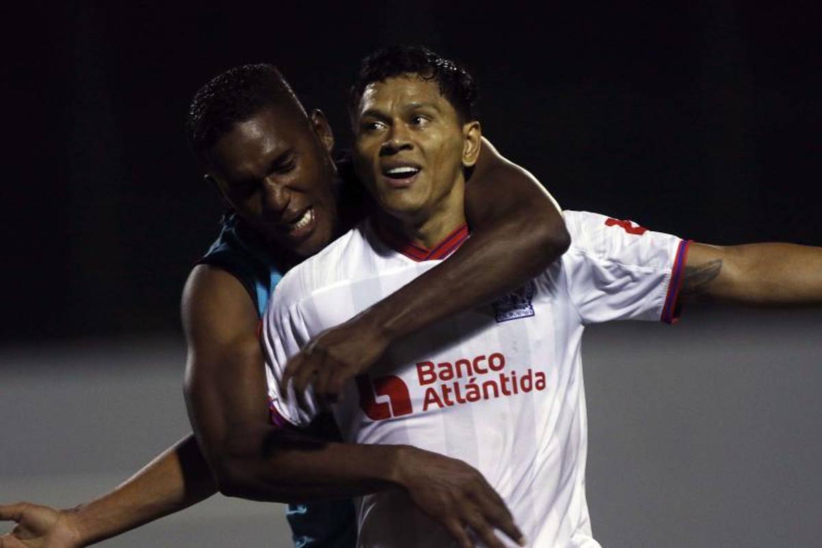 Bryan Beckeles lo hace de nuevo: Sorprende a un compañero con un beso en plena entrevista ¿cuántos son ya?