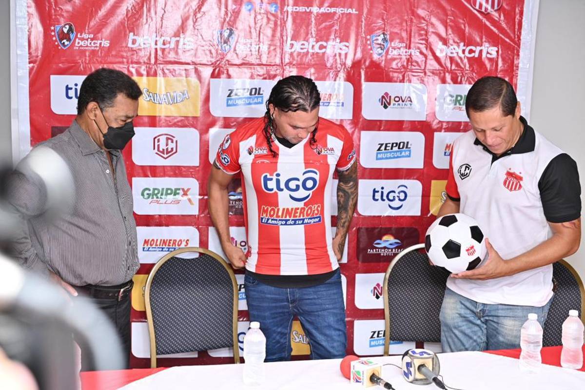 Así ha sido el primer día del mexicano ‘Gullit’ Peña en Honduras: ya se puso la roja del Vida, el dorsal que lucirá y su promesa