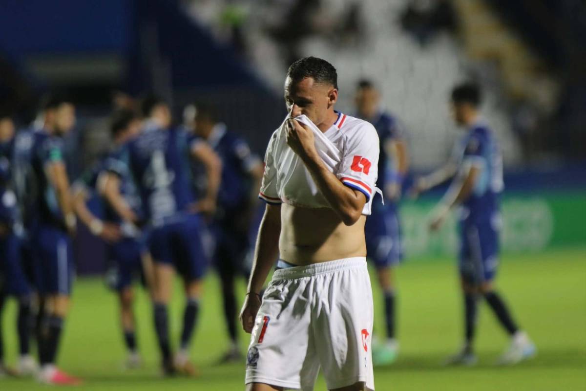 La desgarrada imagen de Bennett, otro error de Menjívar y las leyendas