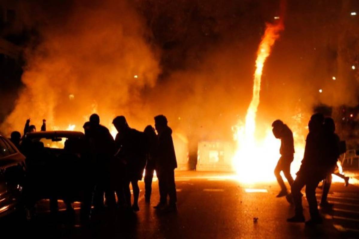 Caos en Barcelona: Brutales enfrentamientos entre policías y protestantes