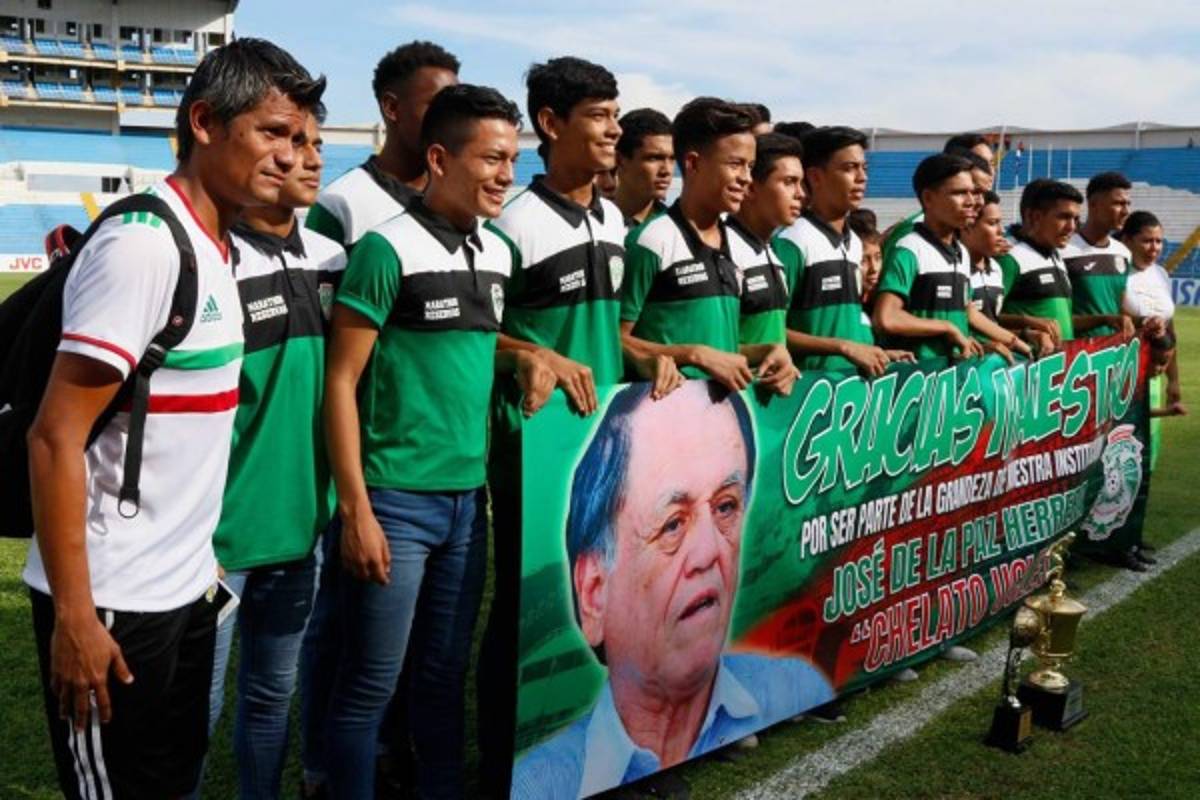 En fotos: Chelato Uclés se emociona en lindo homenaje que le realizó Marathón  