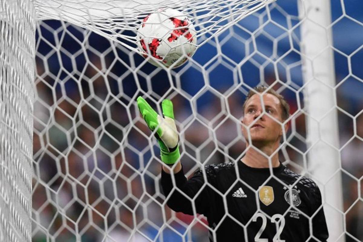 NO SE VIO POR TV: ¿Qué hacía Löw y qué le dijo Marco Fabián? El abrazo de 'Memo' Ochoa