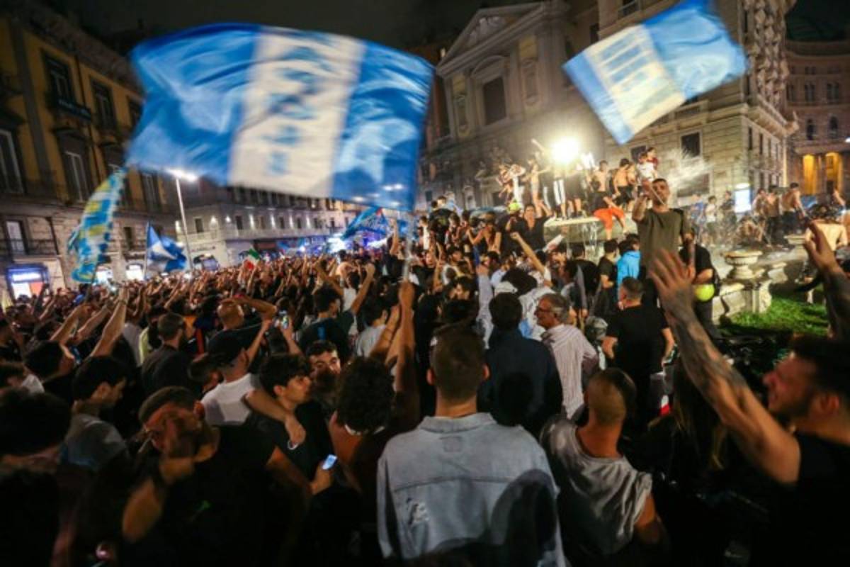 ¿Y el coronavirus? Así fue la polémica celebración de miles de hinchas del Napoli en Italia