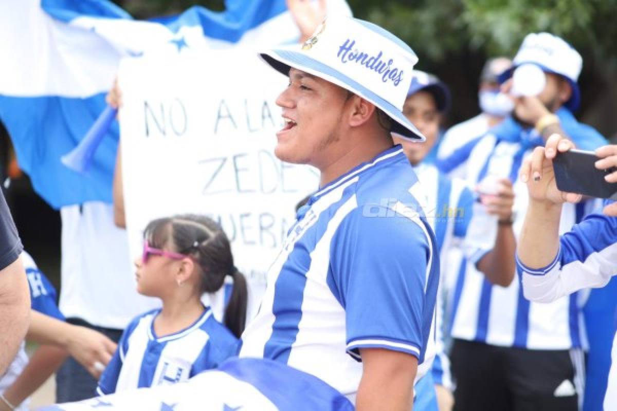 Honduras está bien arropado ante Panamá; la afición y belleza hondureña presente en el BBVA Compass de Houston