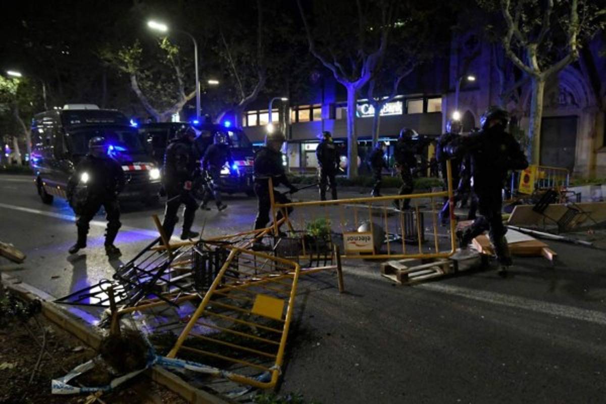 Caos en Barcelona: Brutales enfrentamientos entre policías y protestantes