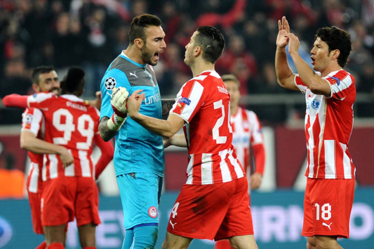 Olympiacos gana 2-0 y deja en coma al Manchester United