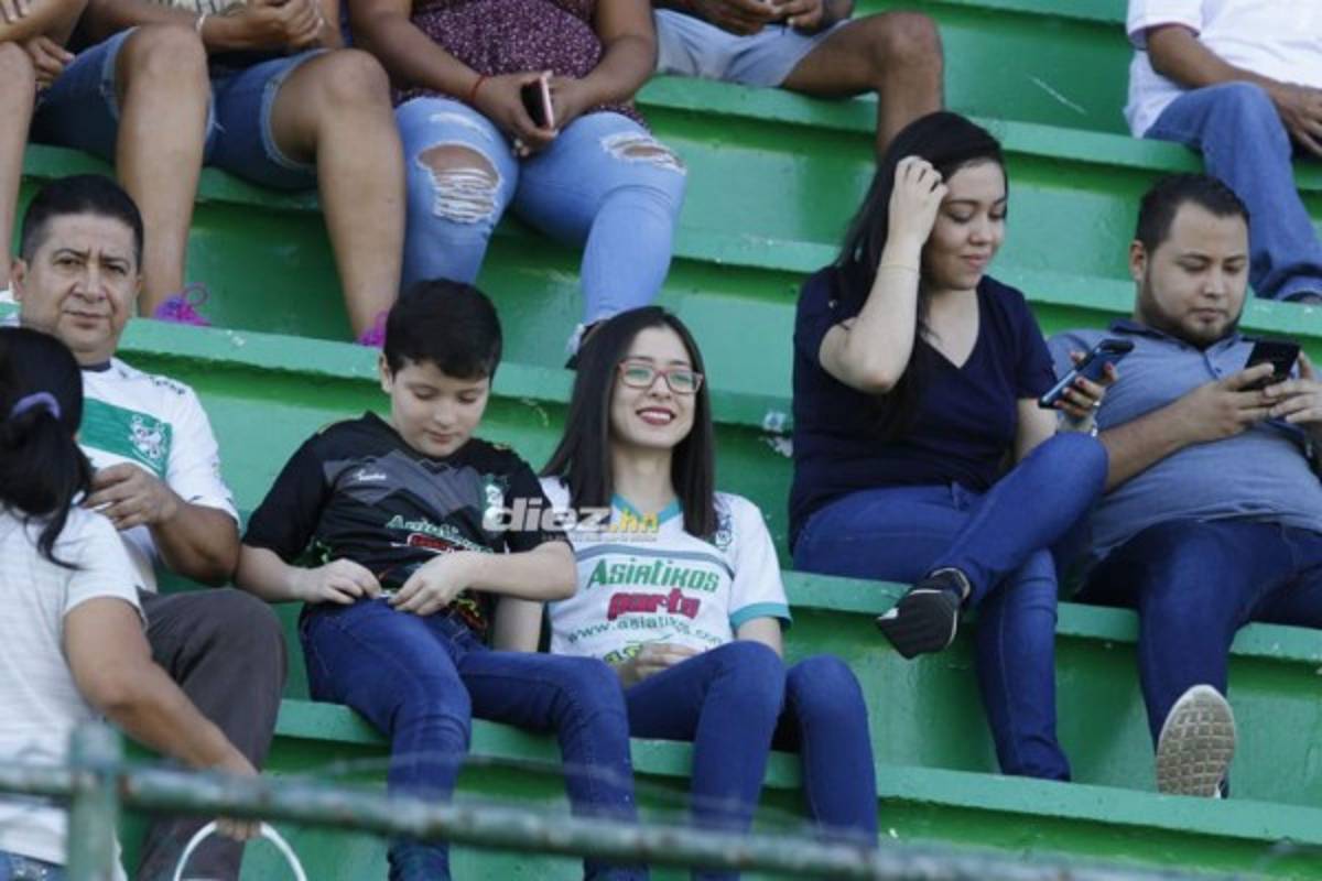 Fotos: Belleza, Golazo de Jeison Mejía en el Excélsior y pancarta contra el racismo