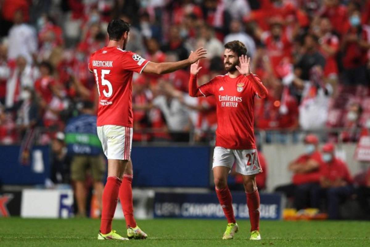 Benfica's Portuguese midfielder Rafa Silva (R) celebrates his goal with Benfica's Ukrainian forward Roman Yaremchuk during the UEFA Champions League first round group E footbal match between Benfica and Barcelona at the Luz stadium in Lisbon on September 29, 2021. (Photo by PATRICIA DE MELO MOREIRA / AFP)