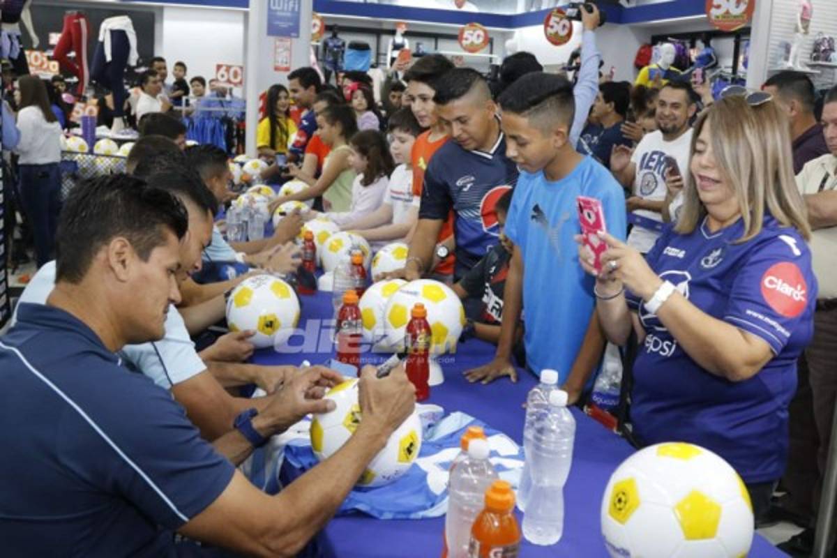 Dos chicas hermosas: Afición del Motagua acuerpa a su equipo previo al clásico ante Olimpia