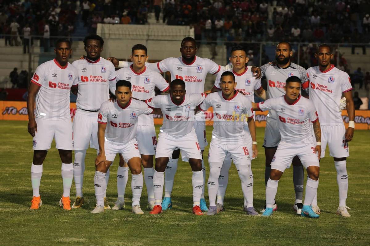 Violencia en las graderías, el extraño look de jugador de Motagua y el cordial saludo entre la Tota y Lavallén