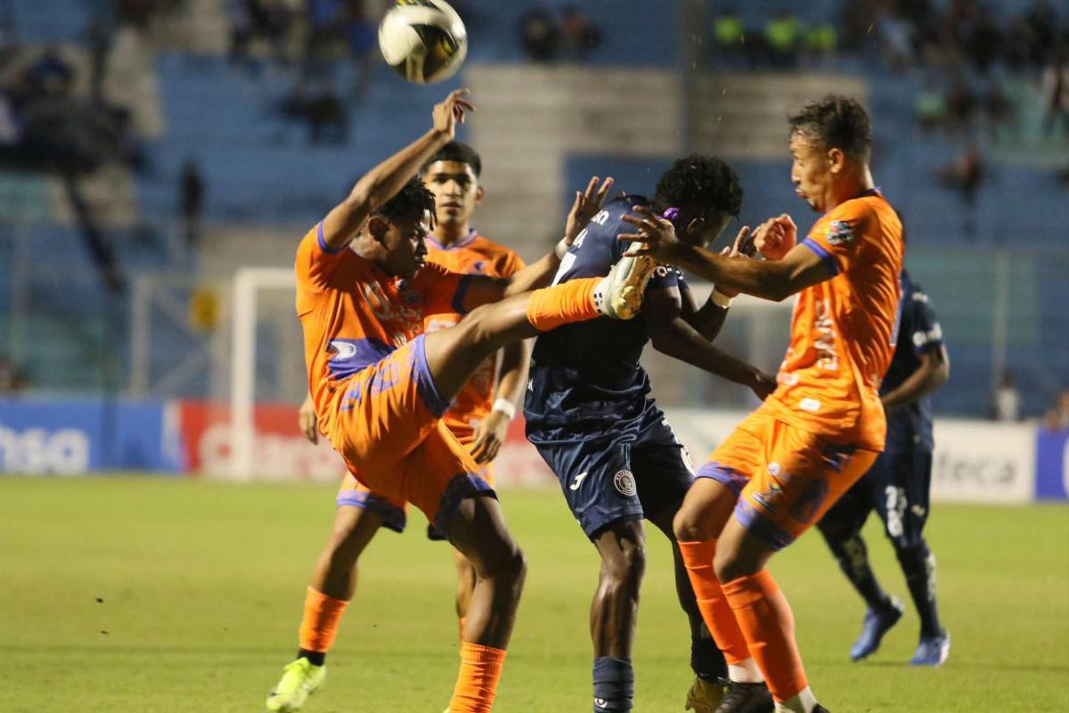 Triplete con dedicación especial, Diego Vázquez volvió a celebrar un gol de su hijo y debut del nuevo refuerzo de Motagua