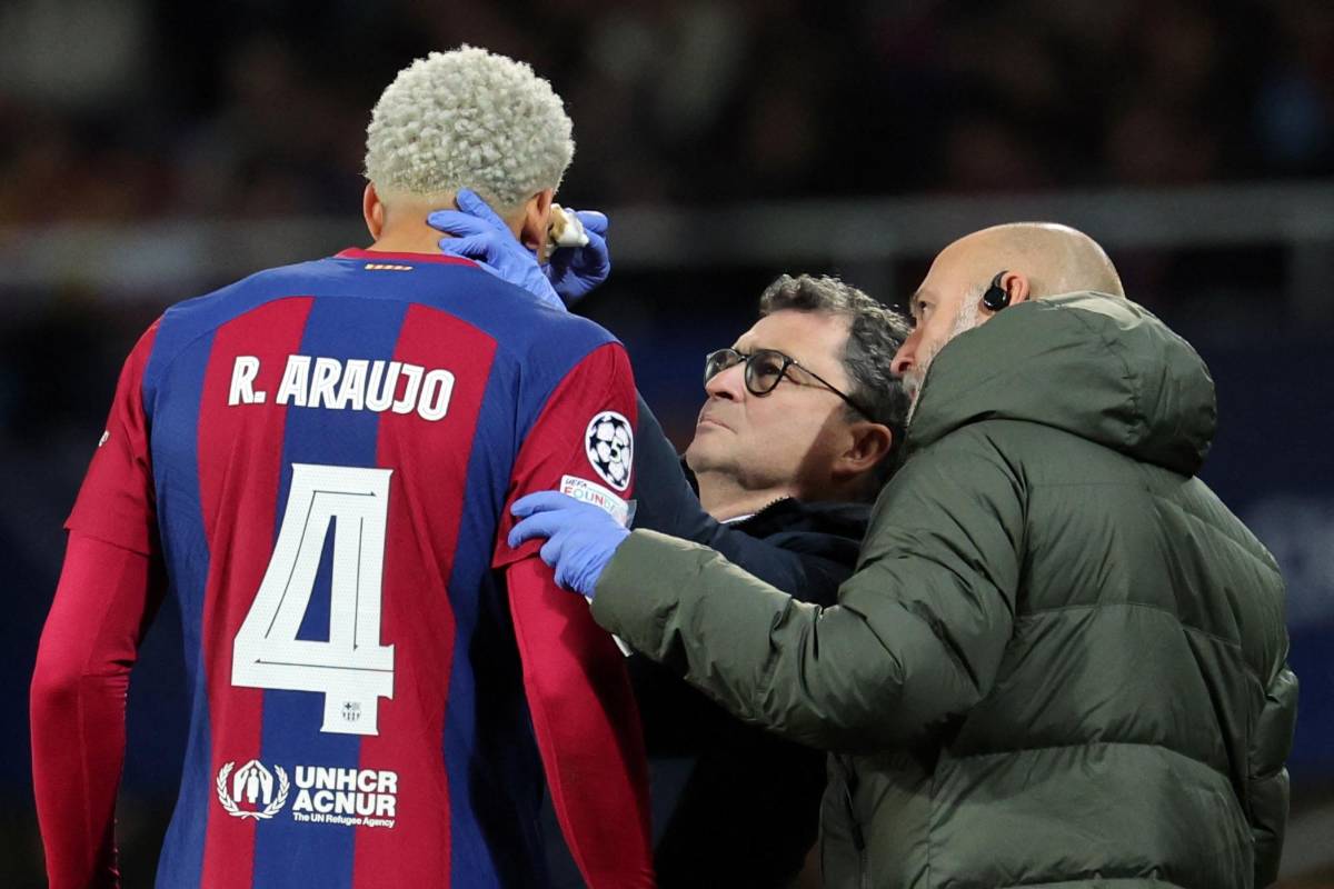 La eufórica celebración del Barcelona y Xavi por volver a cuartos de la Champions y el corte que sufrió Ronald Araújo