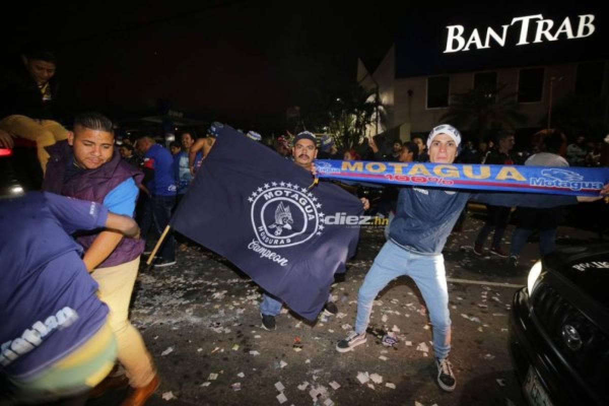 ¡Tegucigalpa se tiñe de azul! Aficionados salen a las calles a festejar la 16 del Motagua