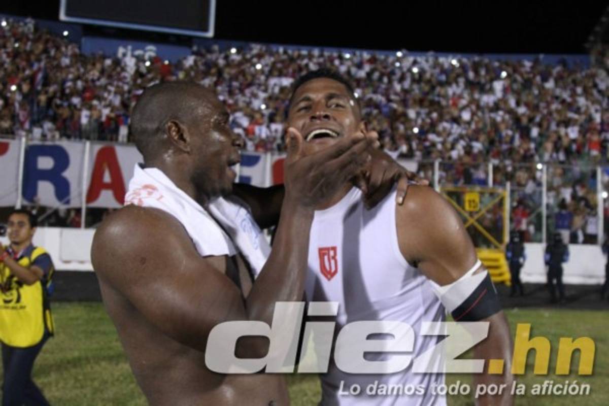 NO VISTE EN TV: El festejo del Olimpia y la bengala en el césped  