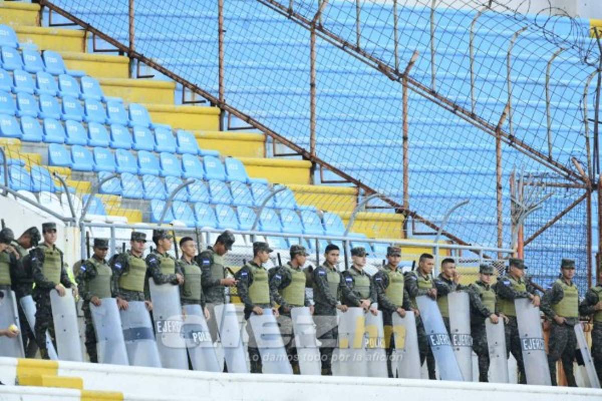 Policías y militares coparon el Olímpico; las provocaciones entre barras no pararon