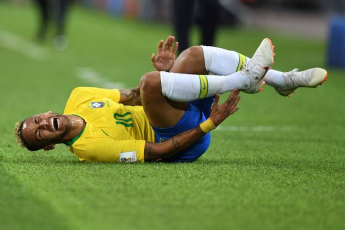 CURIOSO: El show de Neymar, jugador queda 'desnudo' y ¡pelea en las gradas!