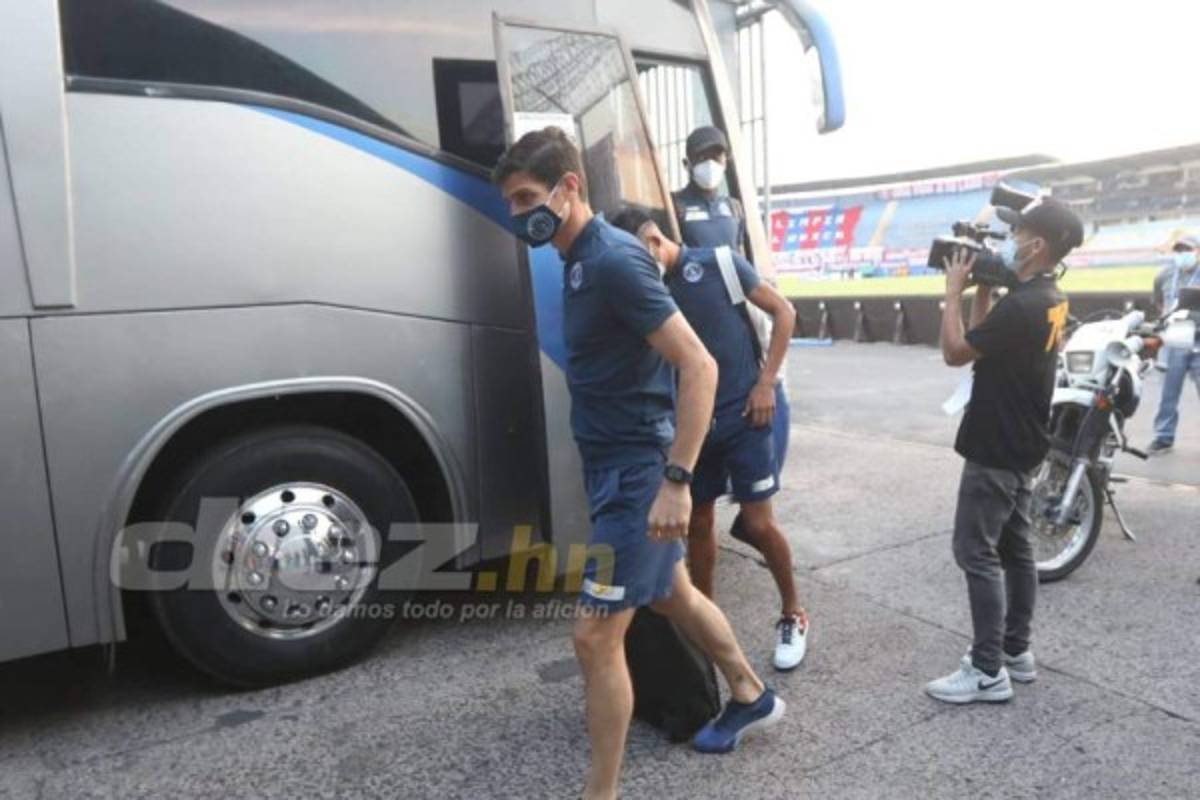 Hinchas merengues inundan los alrededores del Nacional con los colores del Olimpia previo al duelo ante Motagua