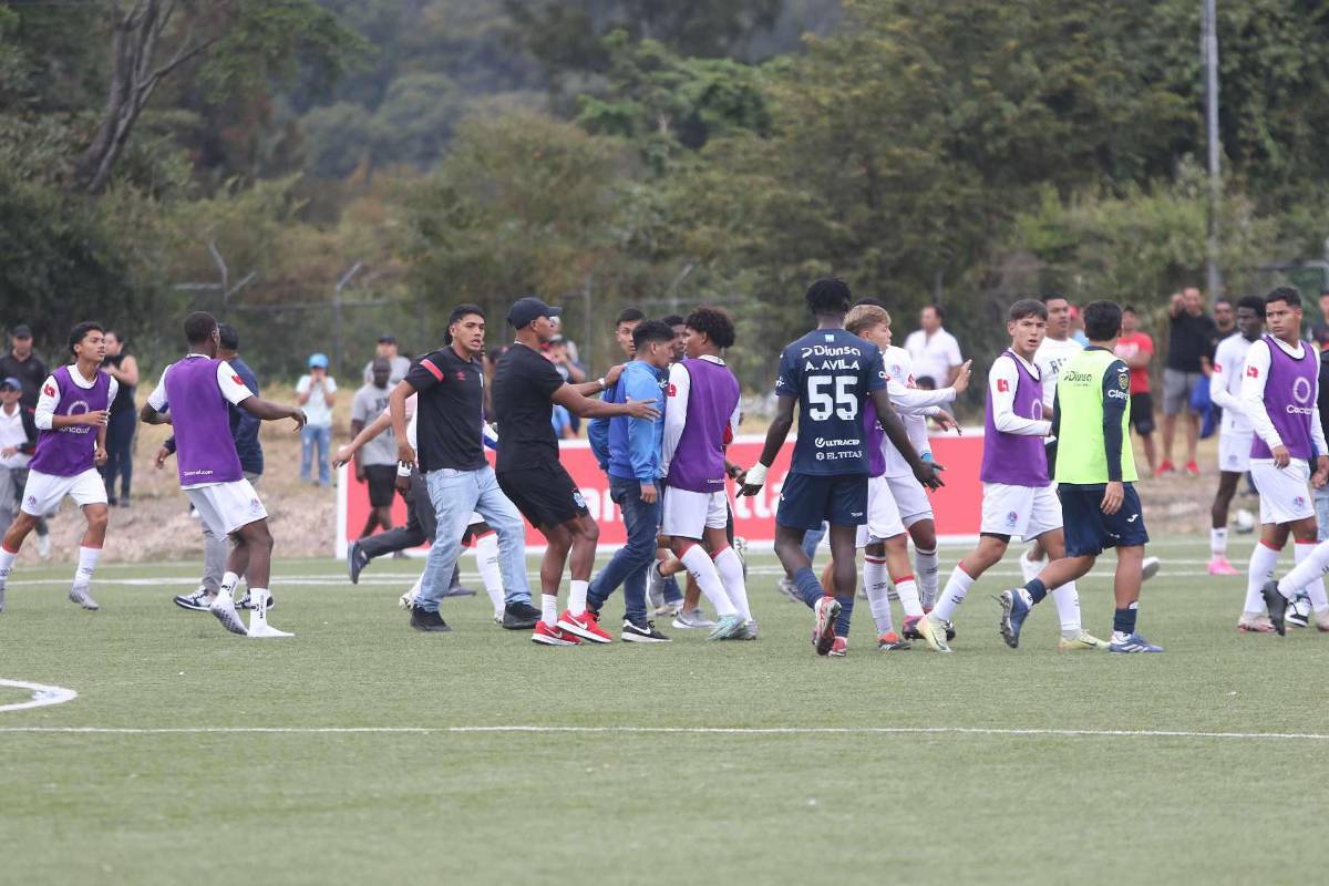 Enfrentamiento a puño limpio: Familiares y jugadores terminan la final de reservas entre Olimpia y Motagua entre golpes