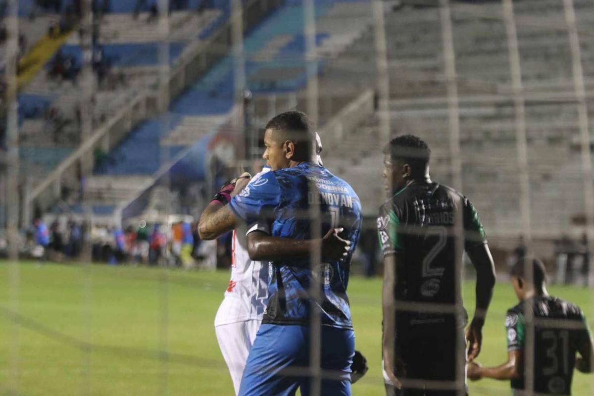 Alberth Elis vivió un día especial al volver a jugar, los saludos de Eduardo Espinel y el festejo de Jorge Benguché en la victoria del Olimpia