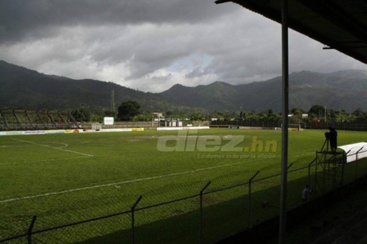 Así de deteriorada luce la cancha del estadio Francisco Martínez de Tocoa