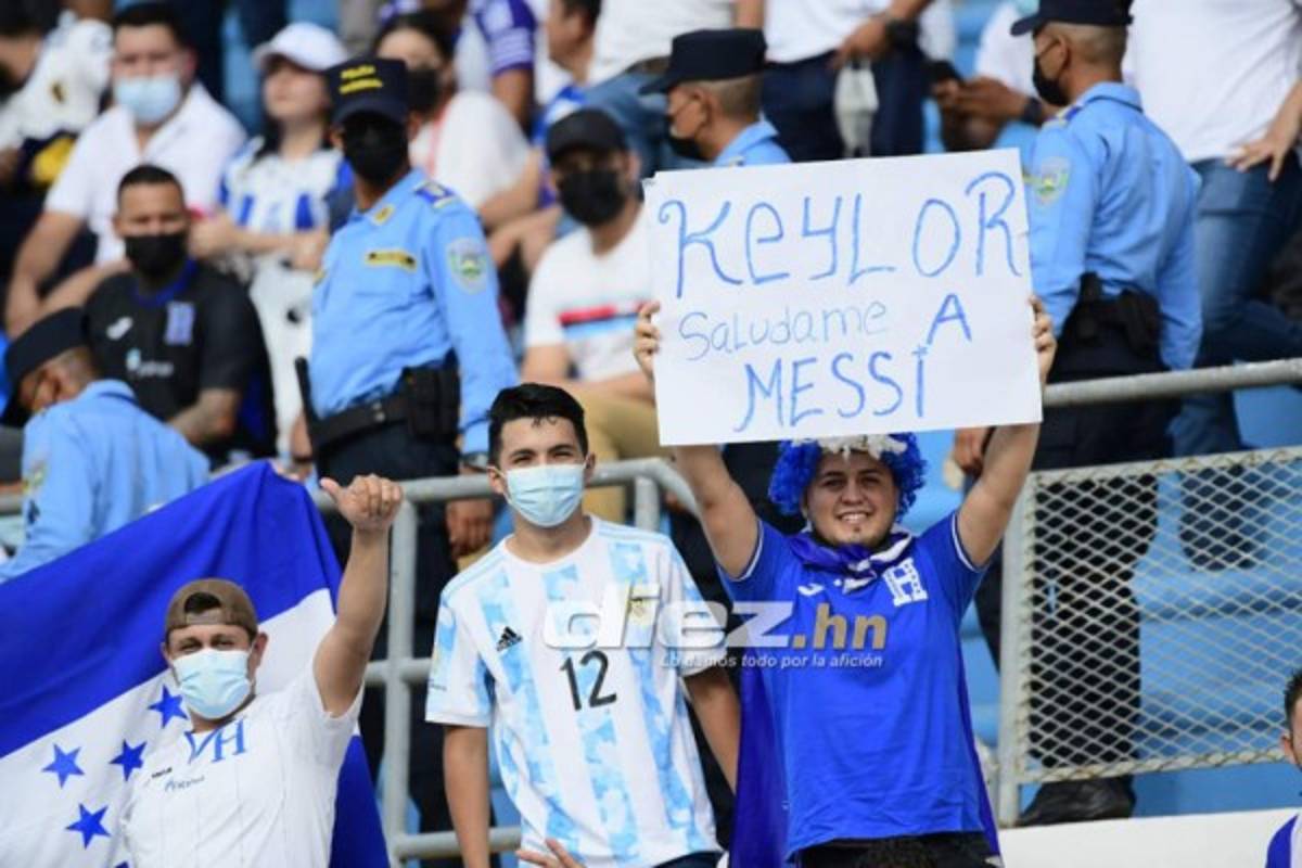 ¡Pancartas, Batman y un astronauta! El ambientazo en el Olímpico para el Honduras vs. Costa Rica