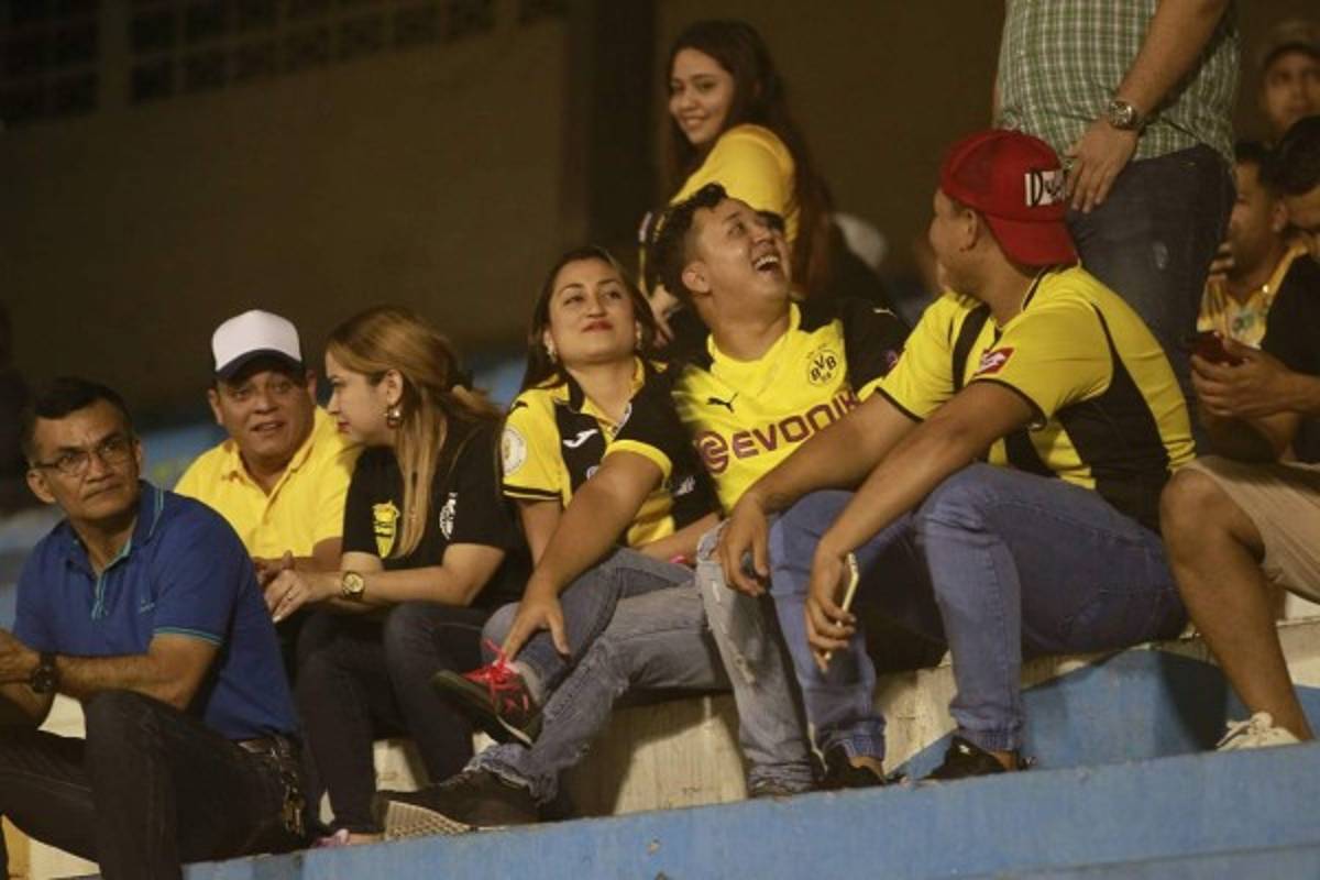 NO SE VIO: Las magia de Rambo, las bellas chicas y la fiesta en Cortés