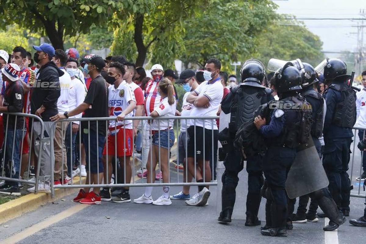 Estrictos controles de seguridad y banderazo: Así se vive la previa del clásico Olimpia - Motagua en el estadio Morazán