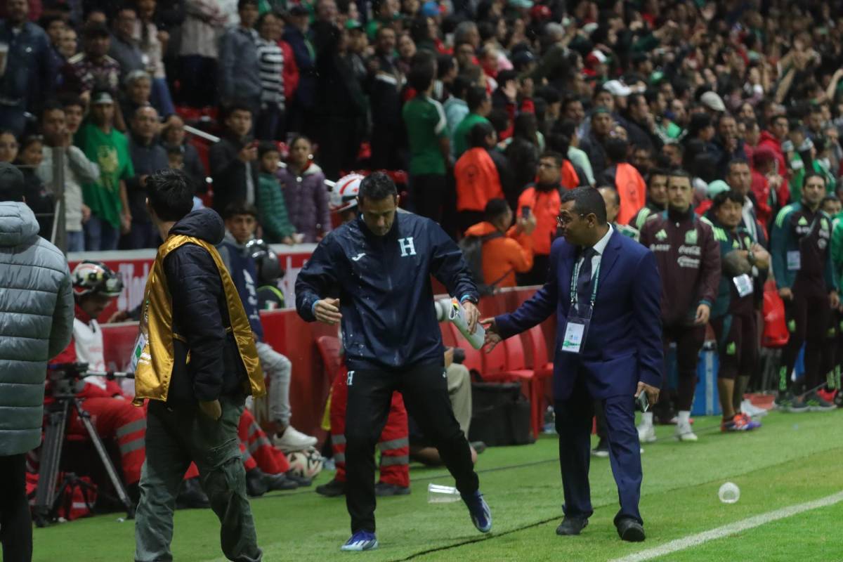 Con tremenda bronca terminó el México vs Honduras y miembro del cuerpo técnico de la Bicolor sufrió agresión