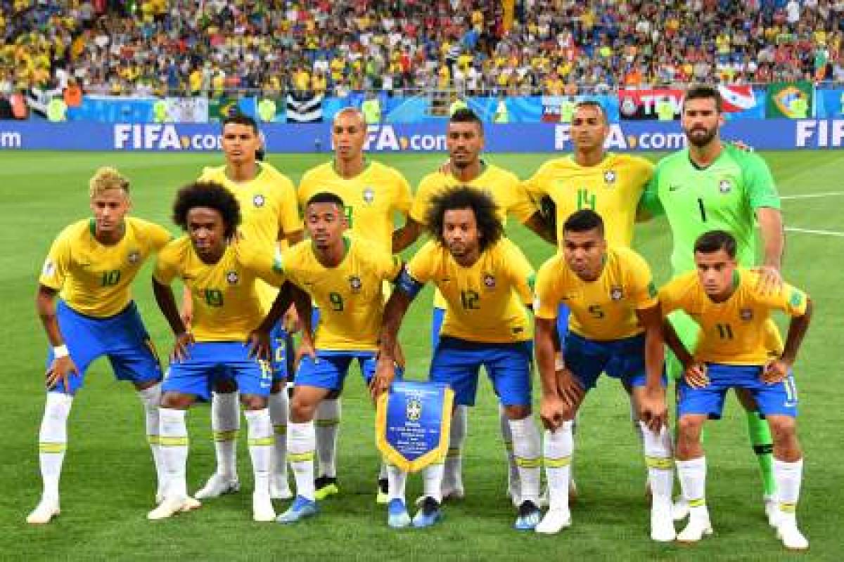 (top L-R) Brazil's defender Thiago Silva, defender Miranda, midfielder Paulinho, defender Danilo, goalkeeper Alisson ,(bottom L-R) forward Neymar, forward Willian, forward Gabriel Jesus, defender Marcelo, midfielder Casemiro and forward Philippe Coutinho pose for photographs before the Russia 2018 World Cup Group E football match between Brazil and Switzerland at the Rostov Arena in Rostov-On-Don on June 17, 2018. / AFP PHOTO / JOE KLAMAR / RESTRICTED TO EDITORIAL USE - NO MOBILE PUSH ALERTS/DOWNLOADS