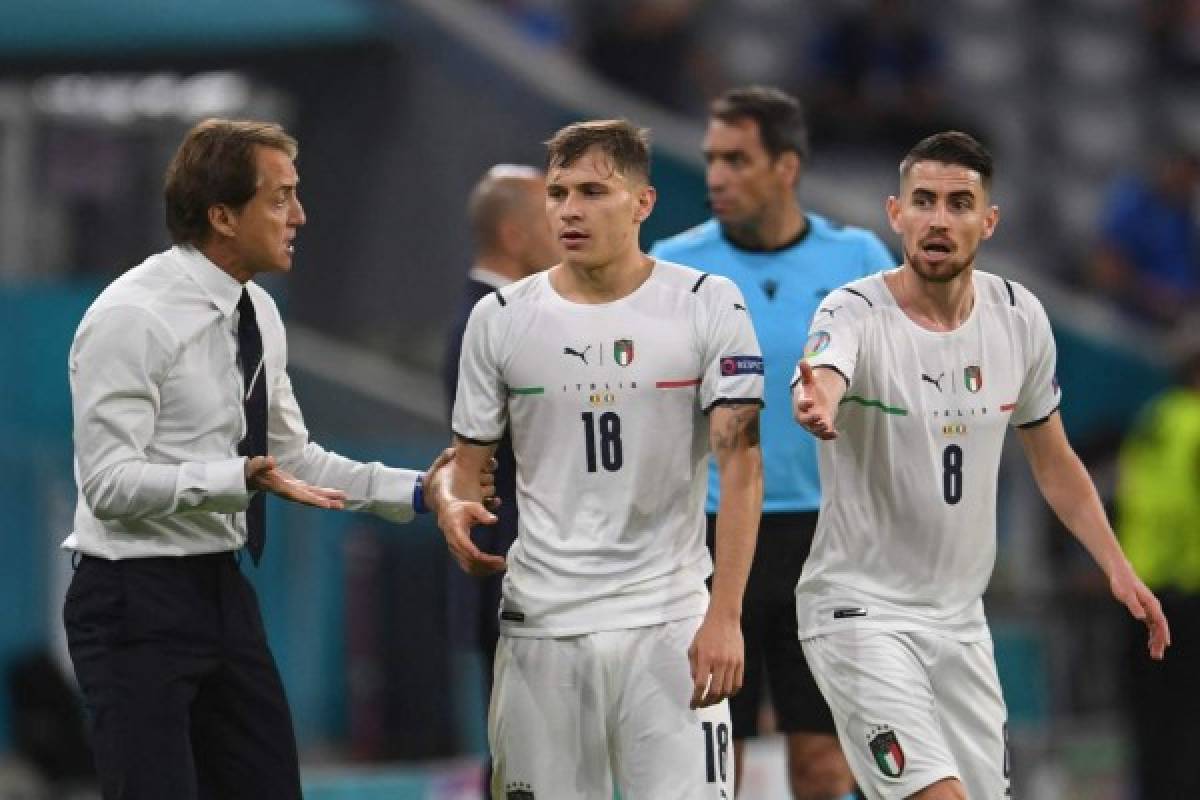 Italy's coach Roberto Mancini (L) speaks to Italy's midfielder Nicolo Barella (C) on the touchline during the UEFA EURO 2020 quarter-final football match between Belgium and Italy at the Allianz Arena in Munich on July 2, 2021. (Photo by ANDREAS GEBERT / POOL / AFP)