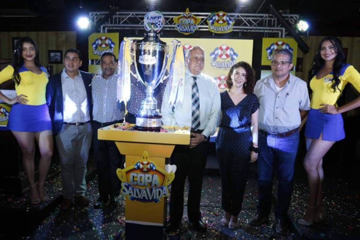 ¡LINDAS! Las espectaculares chicas que custodian la Copa Salva Vida