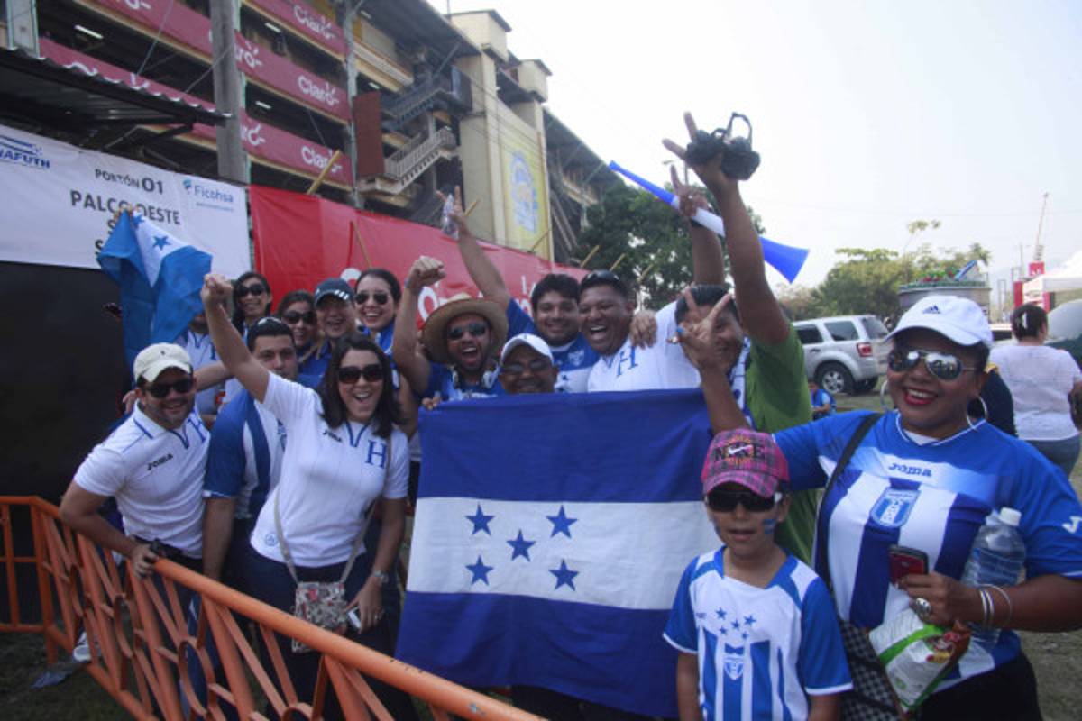 Ambiente Honduras-México en las afueras del Olímpico
