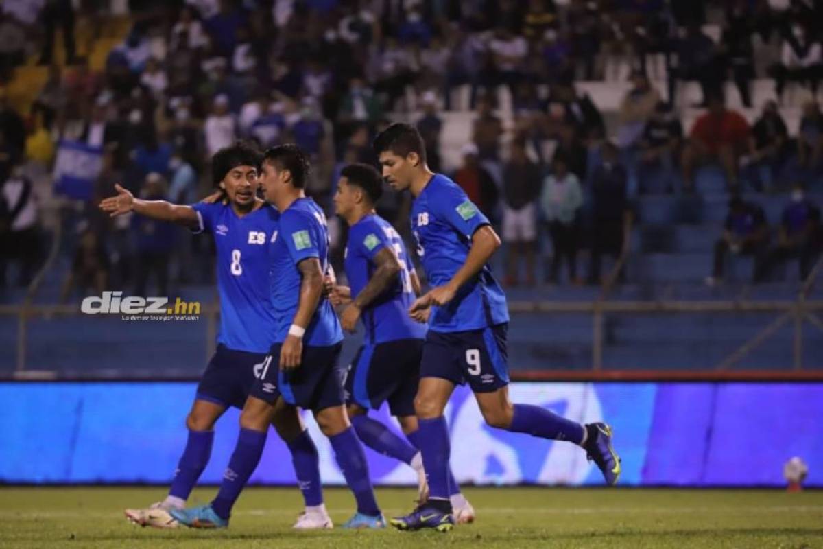 Futbolistas de El Salvador celebran su anotación ante la Selección de Honduras en el Estadio Olímpico. Foto: Neptalí Romero.