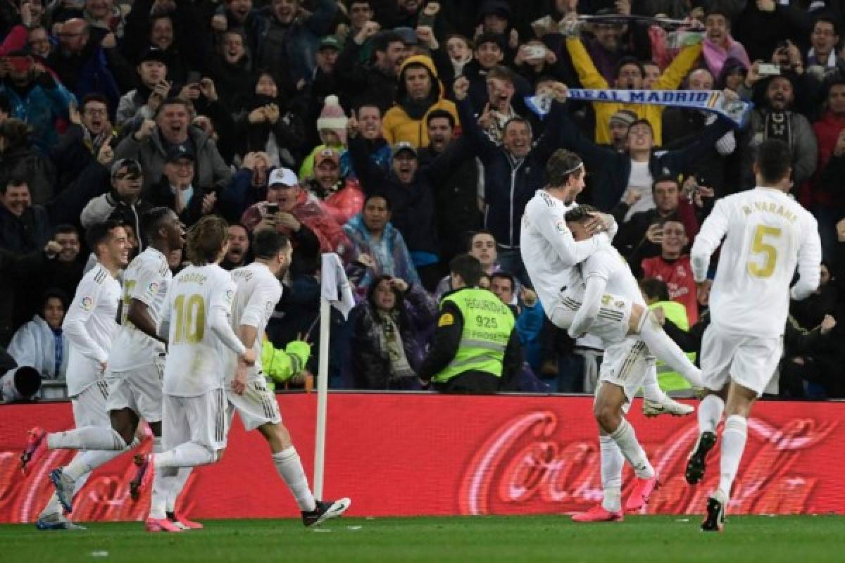 Real Madrid's Dominicans forward Mariano Diaz (2R) celebrates his goal with Real Madrid's Spanish defender Sergio Ramos during the Spanish League football match between Real Madrid and Barcelona at the Santiago Bernabeu stadium in Madrid on March 1, 2020. (Photo by JAVIER SORIANO / AFP)