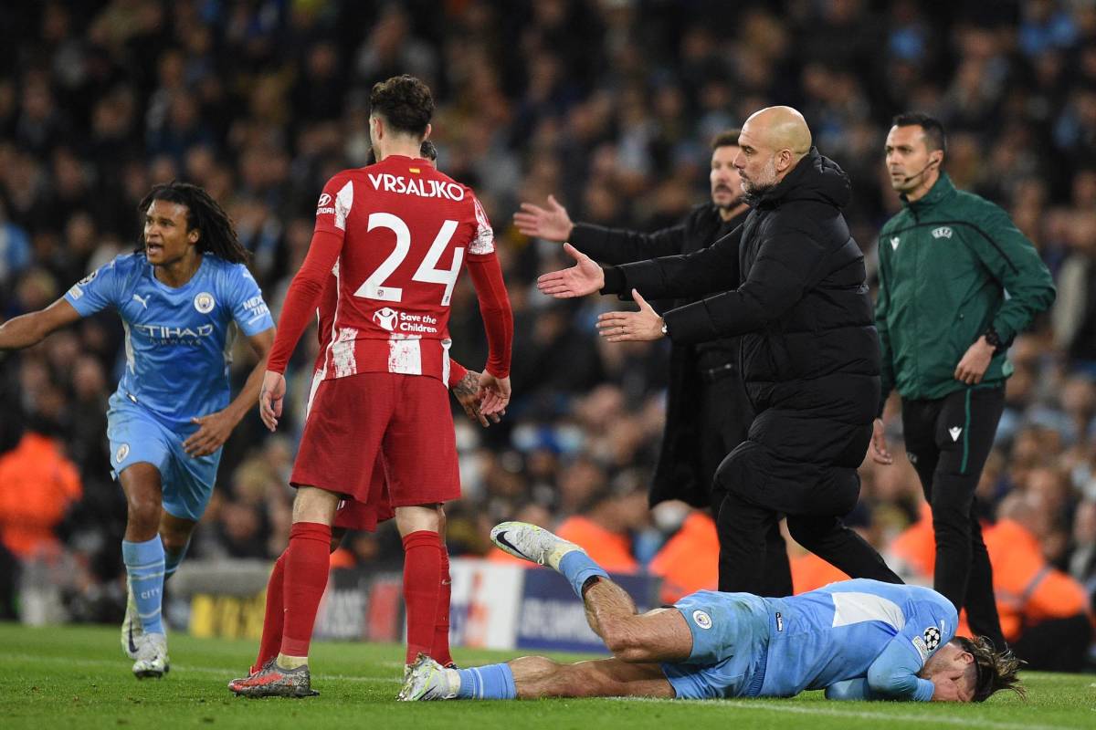 La enérgica reacción de Guardiola tras pelotazo al rostro a jugador del City: ingresó a la cancha para calmar la calentura