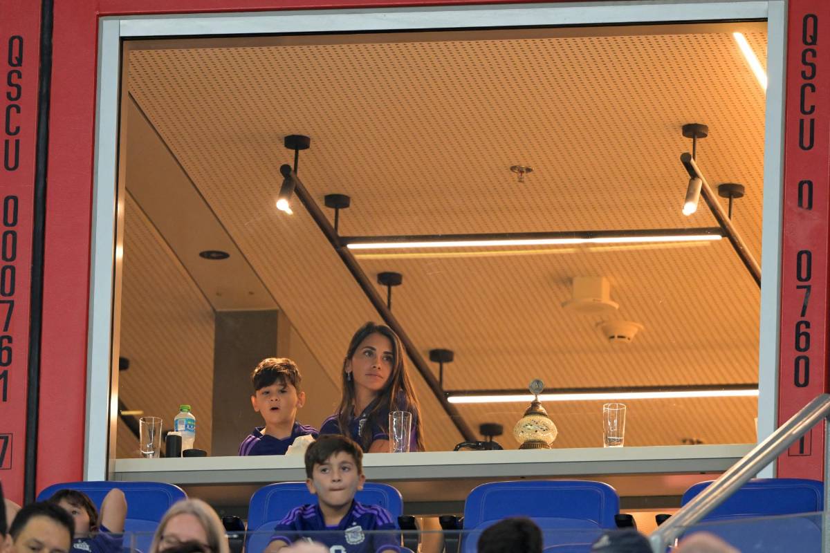 No se vio por TV: Hijos de Messi y sus relajos en el palco, el enojo de Antonela y el amigo de Maradona