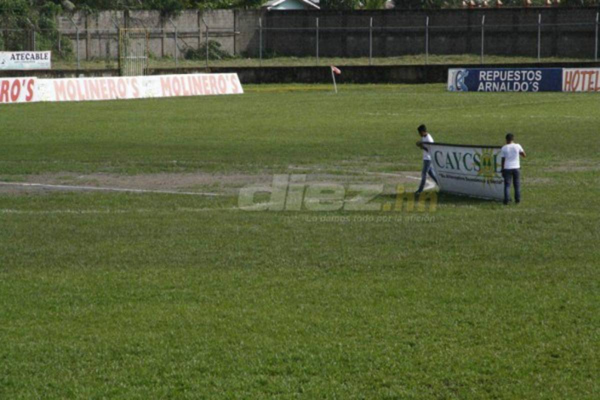 Así de deteriorada luce la cancha del estadio Francisco Martínez de Tocoa