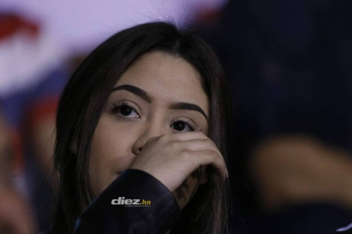 ¿Quién es la chica del maletín?; Las bellezas que adornan el Estadio Olímpico