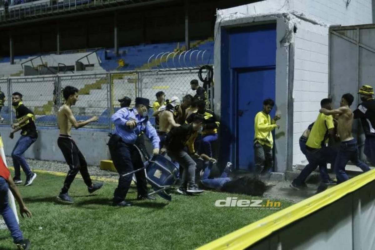 Joven cayó de espaldas al suelo: las otras fotos que no viste del zafarrancho del Real España-Marathón ¡varios policías heridos!