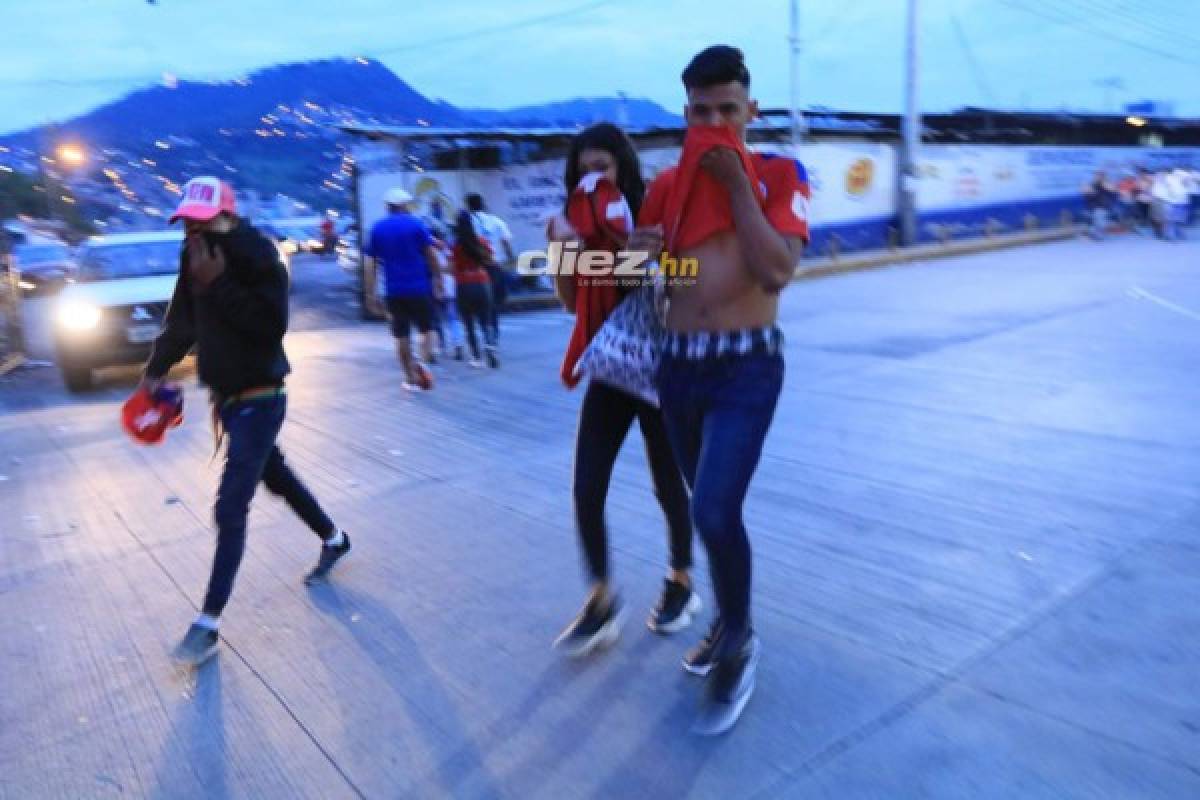 ¡Desmayados, disparos y gas lacrimógeno! El relajo en las afueras del Estadio Nacional