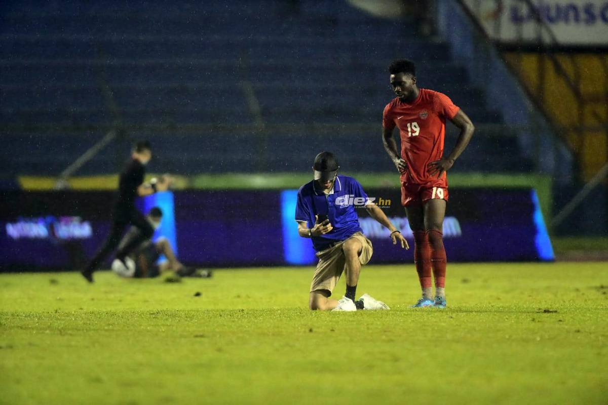 Júbilo en el Olímpico: Aficionados invaden la cancha en medio del triunfo de Honduras sobre Canadá en Liga de Naciones