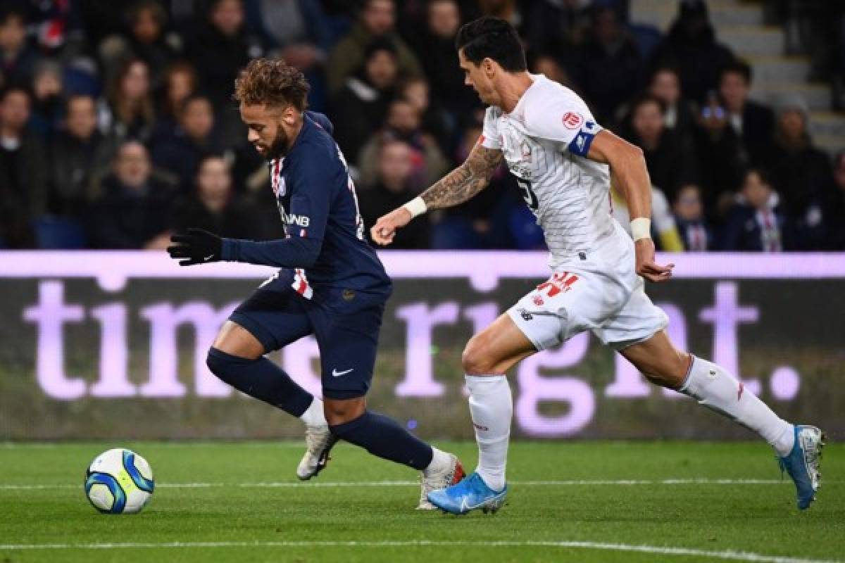 Paris Saint-Germain's Brazilian forward Neymar (L) vies with Lille's French midfileder Benjamin Andre during the French L1 football match between Paris Saint-Germain (PSG) and Lille (LOSC) on November 22, 2019 at the Parc des Princes in Paris. (Photo by FRANCK FIFE / AFP)