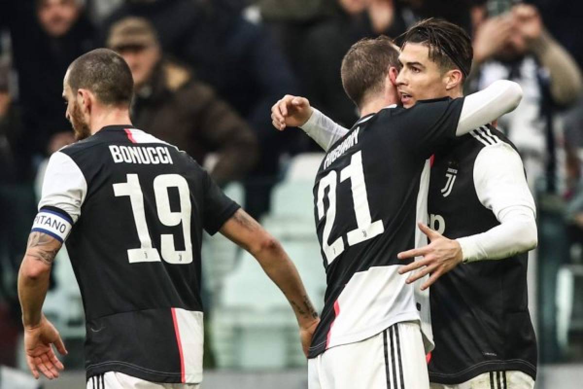 Juventus' Portuguese forward Cristiano Ronaldo (R) celebrates with Juventus' Argentinian forward Gonzalo Higuain after scoring during the Italian Serie A football match Juventus vs Udinese on December 15, 2019 at the Juventus Allianz stadium in Turin. (Photo by Isabella BONOTTO / AFP)