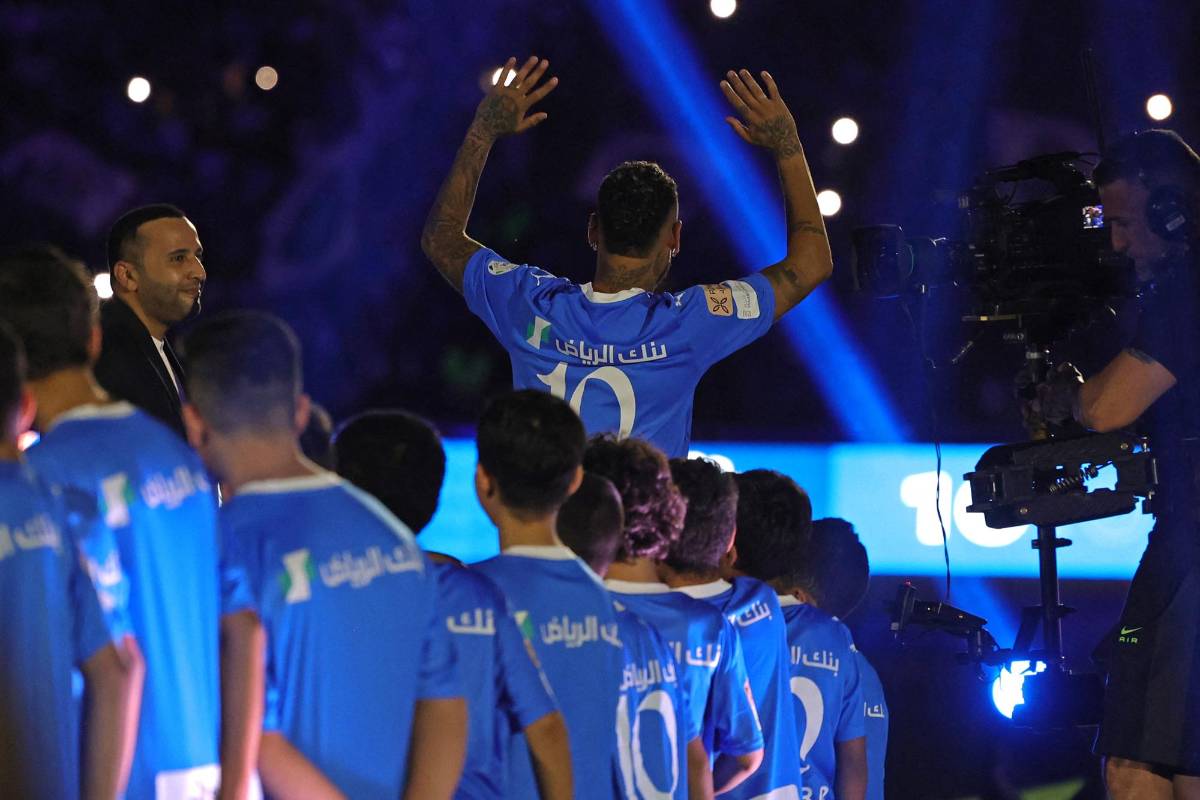 “Llamaron loco a Cristiano”: Neymar fue presentado con el Al-Hilal: Rayos lásers y fuegos artificiales iluminaron el cielo de Riad