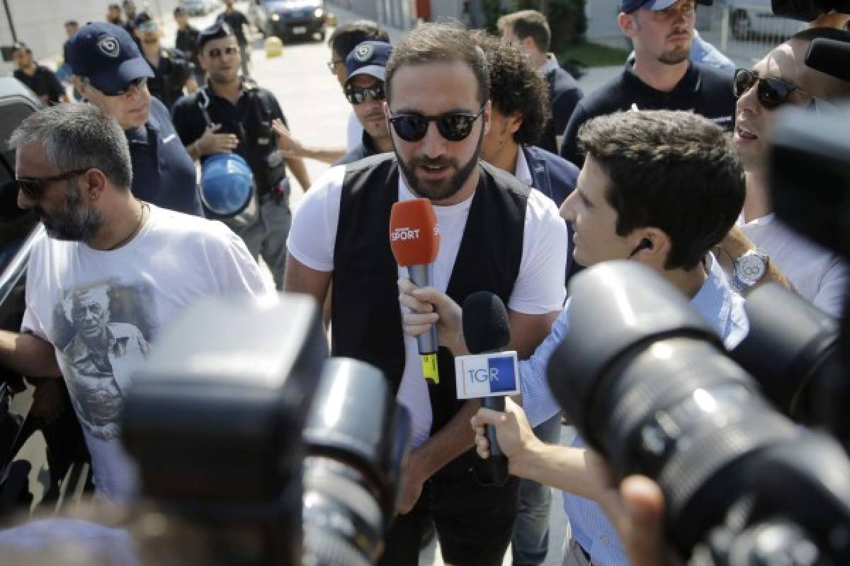 Fotos: Gonzalo Higuaín, recibido como una celebridad en Turín