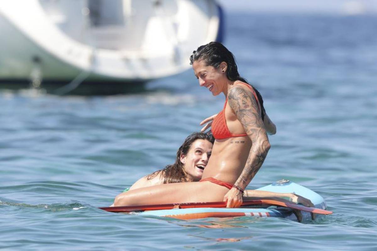 Así son las vacaciones Jenni Hermoso tras su polémico beso: ‘Tatuaje’ dedicado a Rubiales y Alexia Putellas deslumbra
