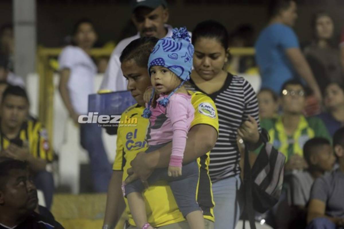 Las otras fotos del clásico: La preciosa esposa de Mario Martínez, la rubia y el malabarista