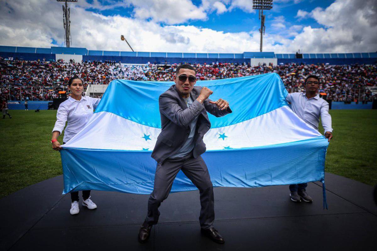 ¡Un show “peleando” con niños! Así fue captado el boxeador Teófimo López en su presencia en los desfiles de Honduras